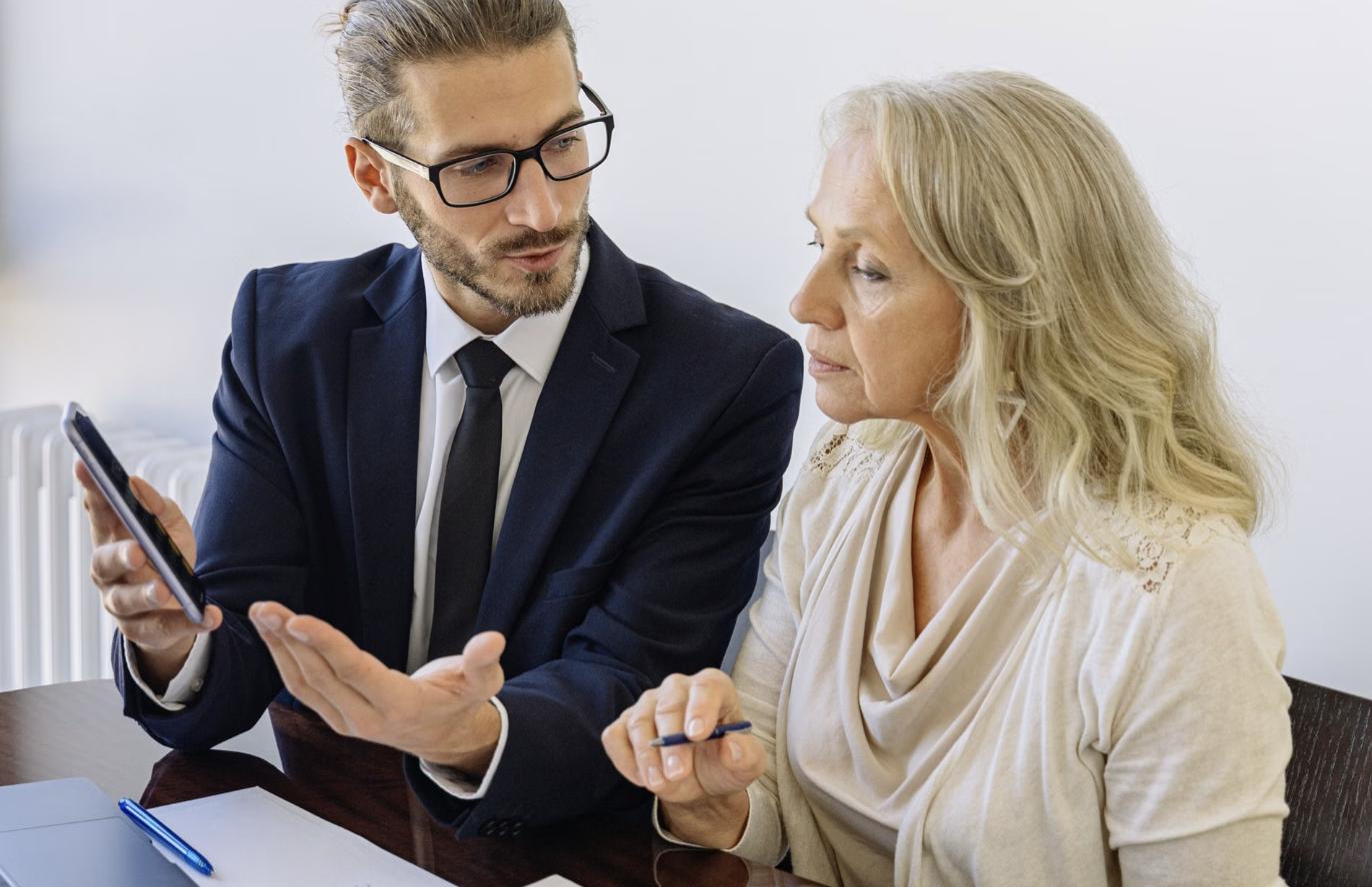 Syndic autorisé en insolvabilité qui explique les solutions de règlement de dettes à une cliente
