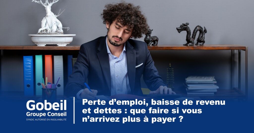 Homme préoccupé qui calcule son budget à son bureau après une perte d’emploi et une baisse de revenu